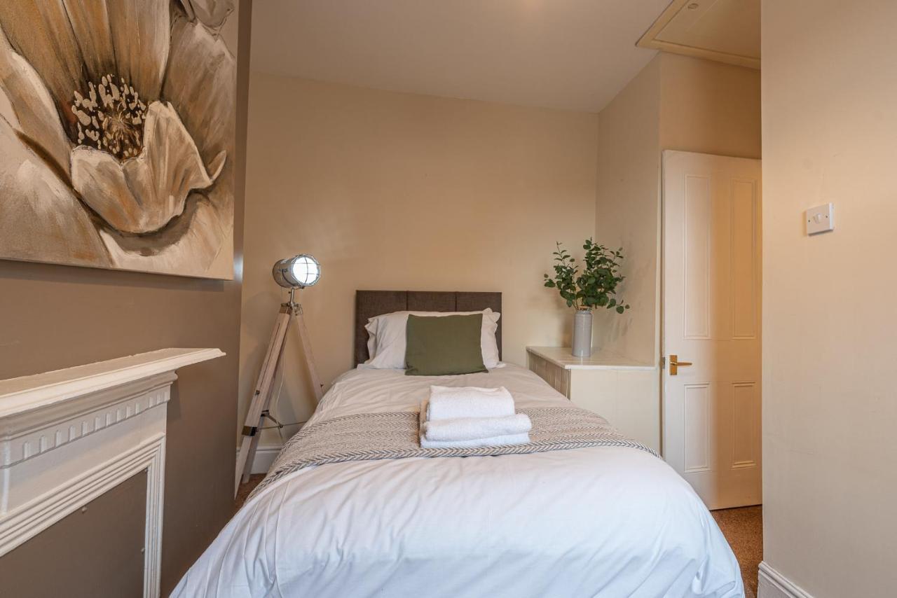 3 Bedroom Home Sleeps 5 Close To Chester City Centre Welcomes Couples, Small Groups, Families And Contractors Exterior foto